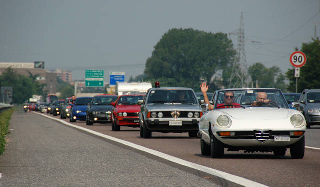 665_35 <b>Alfa Romeo 1910-2010|アルファ ロメオ100周年イベント</b><br />一面見渡す限りアルファ、アルファの大車列。ミラノの動脈、タンジェンツィアーレ(環状道路)はアルファ ロメオの独壇場に。