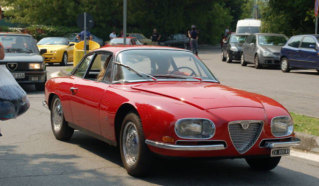 665_36 <b>Alfa Romeo 1910-2010|アルファ ロメオ100周年イベント</b><br />パレードのチェックポイントに設定されたサービスエリアに入ってくるのは、わずか105台のみが製作されたという希少車2600SZ。