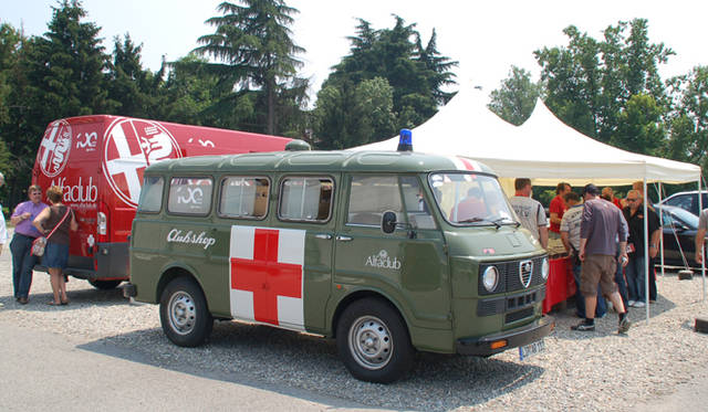 665_37 <b>Alfa Romeo 1910-2010|アルファ ロメオ100周年イベント</b><br />こちらは展示会場外のカフェに置かれていたF12。1970年代にアルファが生産していたFWD商用車で、ほかにトラック型もあった。