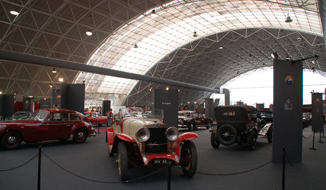 665_38 <b>Alfa Romeo 1910-2010|アルファ ロメオ100周年イベント</b><br />このイベントと並行し、ミラノ近郊ノヴェグロにて開催された「アルファ100×100」展。100年の歴史を示すすばらしい展示だった。