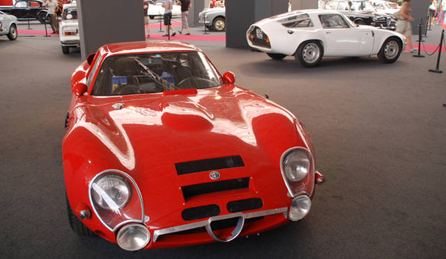 665_39 <b>Alfa Romeo 1910-2010|アルファ ロメオ100周年イベント</b><br />こちらも国宝級の至宝、’60年代のレーシングGTたるジュリアTZシリーズは、わずか数台しか存在しないTZ2(手前)も展示された。