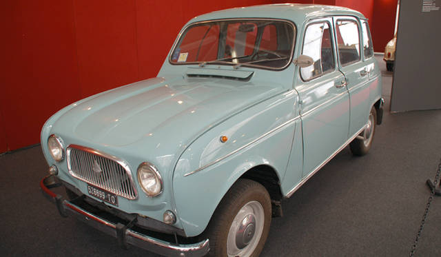 665_41 <b>Alfa Romeo 1910-2010|アルファ ロメオ100周年イベント</b><br />なぜここにルノー4が?と思われるかもしれないが、じつはアルファは、1950-60年代にルノーの生産をおこなっていたのだ。