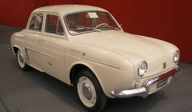 665_42 <b>Alfa Romeo 1910-2010|アルファ ロメオ100周年イベント</b><br />こちらはより有名なアルファ ロメオ製ルノー・ドーフィン。わずか数年で終わったプロジェクトのため、残存数は極めて少ない。