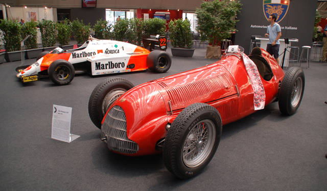 665_43 <b>Alfa Romeo 1910-2010|アルファ ロメオ100周年イベント</b><br />F1GPとも密接にかかわってきたアルファ ロメオのF1マシン。手前は戦前・戦後のGPシーンを完全制覇した158アルフェッタ。