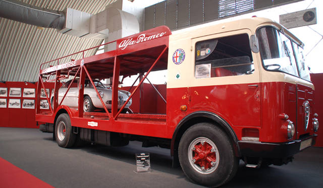 665_44 <b>Alfa Romeo 1910-2010|アルファ ロメオ100周年イベント</b><br />ジュリエッタSZ(こちらも大変な希少車)を搭載したトラックは、じつは1950-60年代にアルファ ロメオが生産していたものだ。
