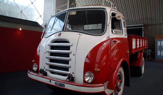 665_45 <b>Alfa Romeo 1910-2010|アルファ ロメオ100周年イベント</b><br />こちらもアルファ ロメオ製の大型トラック。1950年代、当時国営企業だったアルファは、国益のため大型車も生産していたのだ。