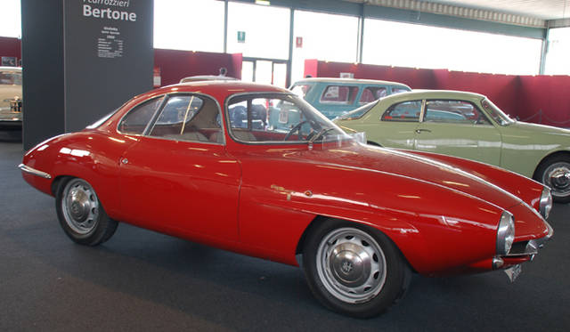 665_48 <b>Alfa Romeo 1910-2010|アルファ ロメオ100周年イベント</b><br />ジュリエッタSSは有名なモデルだが、こちらはそのデビュー直後にごく少数が製作された初期型。ノーズが明らかに低くなっている。