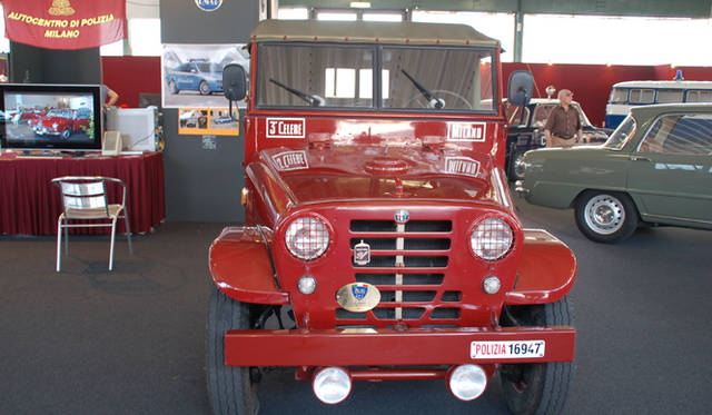 665_49 <b>Alfa Romeo 1910-2010|アルファ ロメオ100周年イベント</b><br />イタリア警察とカラビニエリ(軍警察)の特設コーナーに展示されたジープタイプ4WDは、アルファ ロメオAR52というモデル。