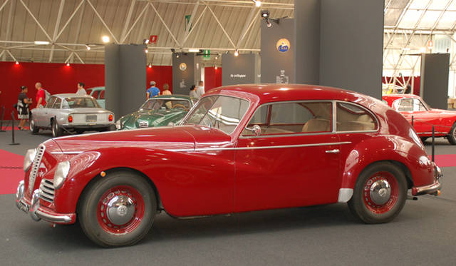 665_50 <b>Alfa Romeo 1910-2010|アルファ ロメオ100周年イベント</b><br />第二次世界大戦中の爆撃によって工場の大部分を失ったアルファ ロメオが、戦後はじめて製作した6C2500“フレッチア・ドーロ”。