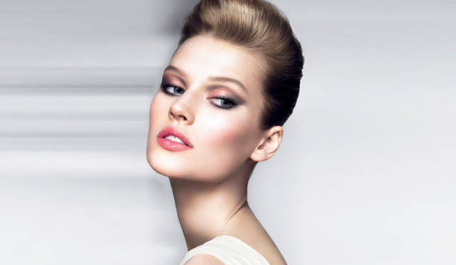 藤原美智子× 永富千晴｜ 「藤原美智子流、この秋のトレンドメイク」　2010年秋冬「クレ・ド・ポー　ボーテ」のメイクアップ ビジュアル。（資生堂インターナショナル   0120-81-4710）