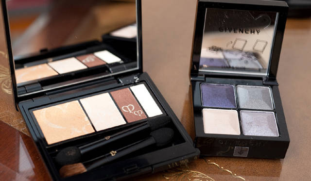 藤原美智子× 永富千晴｜ 「藤原美智子流、この秋のトレンドメイク」　新作アイシャドウ。左：クレ・ド・ポー　ボーテ（資生堂インターナショナル   0120-81-4710）。右：ジバンシイ（パルファム ジバンシイ Tel. 03-3264-3941）