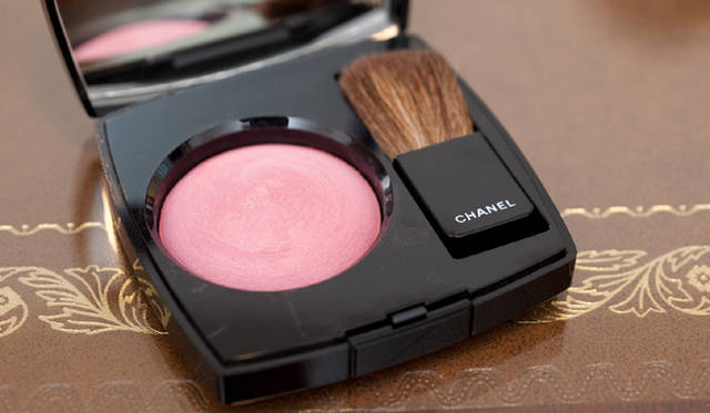 藤原美智子× 永富千晴｜ 「藤原美智子流、この秋のトレンドメイク」　シャネルの新作チークパウダー「ジュ コントゥラスト」（シャネル カスタマー・ケア・センター  0120-52-5519）