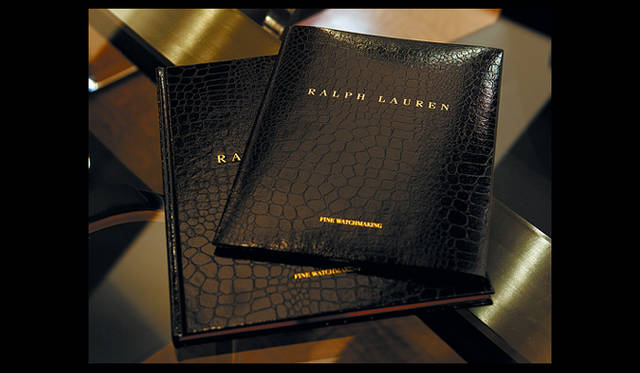 カタログを眺めながら、ゆったりと時計を選ぶ。