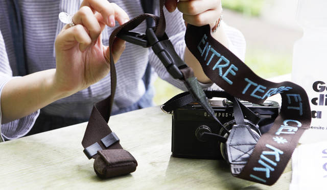 トレッキング特集｜KIKIインタビュー　オリジナルでつくったカメラのストラップは名前入り。