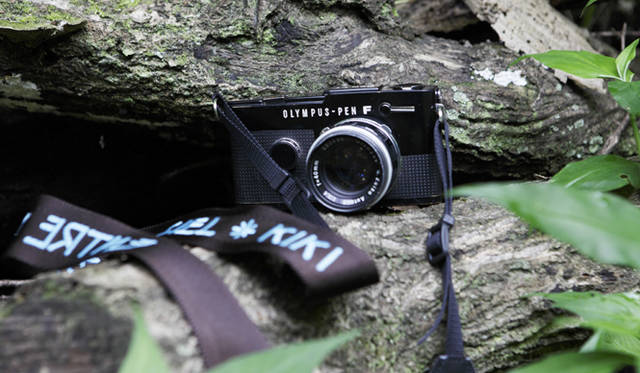 トレッキング特集｜KIKIインタビュー　アンティークのカメラはトレッキングに必ず持参。