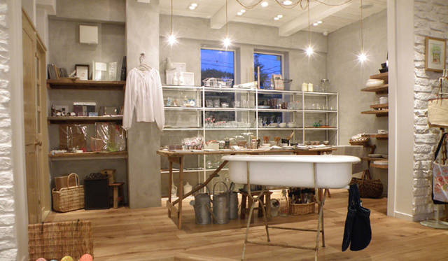 BOOK｜パリの達人が綴ったスタンダードにまつわるエッセイ集　山本ゆりこ著 『わたしのフレンチ・スタンダード A to Z』 <br />4cups＋desserts 鎌倉