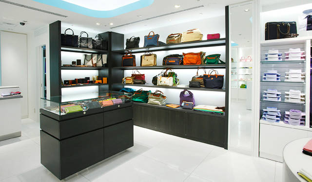 <b>UNITED ARROWS｜ユナイテッドアローズ</b>　ジ エアポート ストア ユナイテッドアローズ 成田空港第2ターミナル店　イタリア鞄・革小物ブランド「Felisi」コーナー