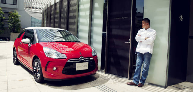 <b>シトロエン DS3 × 成澤由浩</b>　「DS3はデザインにかなり独自性があると思います」と語る成澤シェフ。コックコートにジーンズも自由闊達な彼らしい独自のスタイルといえる。