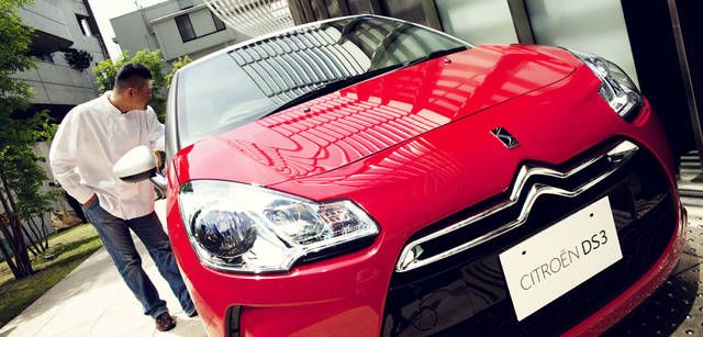 <b>シトロエン DS3 × 成澤由浩</b>　たまの休日には、お子さんとドライブに出かけることもあるというクルマ好きな成澤シェフ。DS3を興味深そうにのぞき込む……。