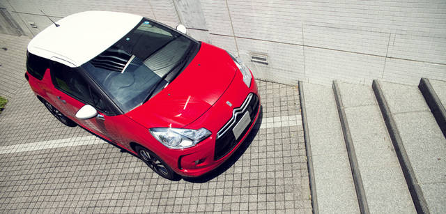 <b>シトロエン DS3 × 成澤由浩</b>　ブラック処理されたピラーとBlanc（白）のルーフの効果で、フローティングルーフがいっそう浮き立ってみえる。