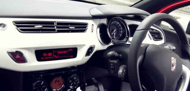 <b>シトロエン DS3 × 成澤由浩</b>　フローティングバイザーのしたには3連のメーター。計器類とモニター、送風孔などが美しく配されたインストゥルメンタルパネル。