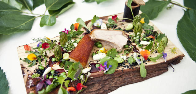 <b>シトロエン DS3 × 成澤由浩</b>　思わず見入ってしまうほど絵画的な美しさをたたえたひと皿。右奥には“木の香りがつけられた水”が入った筒が添えられる。