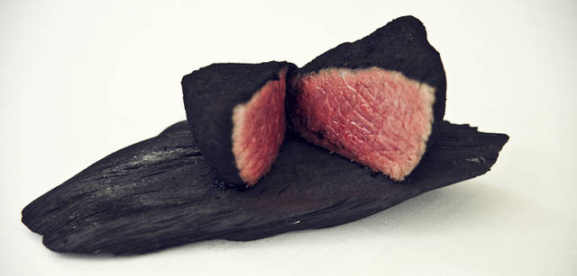 <b>シトロエン DS3 × 成澤由浩</b>　真っ黒な岩石のごとき塊をカットすると、計算しつくされた調理法によって最高のおいしさに高められた牛肉の赤い肌があらわれる。