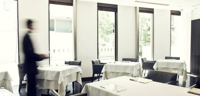 <b>シトロエン DS3 × 成澤由浩</b>　光が降り注ぐ『Les Créations de NARISAWA』の明るい店内。ランチのコースは7350円から、ディナーは21000円のみ。