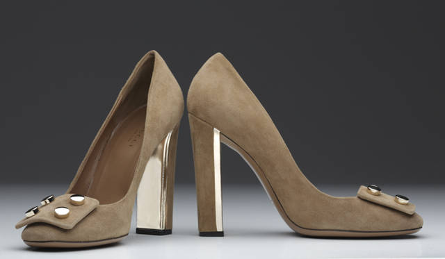 <b>GUCCI｜グッチ</b>　今シーズン手に入れたいキャメルカラーのシューズ。やはりゴールドとの組み合わせがモダンさをくわえて。シューズ「オードリー」[H8.5cm]6万1950円（グッチ／グッチ ジャパン）