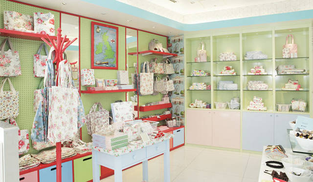 <b>UNITED ARROWS｜ユナイテッドアローズ</b>　ジ エアポート ストア ユナイテッドアローズ 羽田空港第2ターミナル店　英国雑貨ブランド「Cath Kidston」コーナー