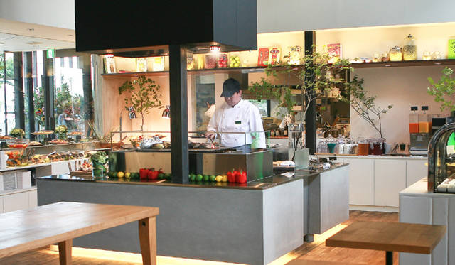 <b>Market Terrace｜マーケットテラス</b>　その場で調理されるBBQメニューが目玉！