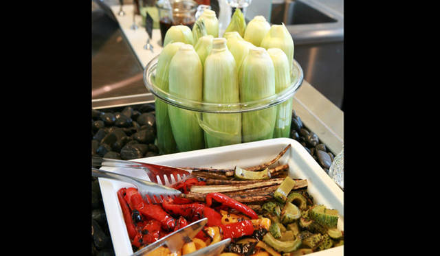 <b>Market Terrace｜マーケットテラス</b>　彩りも鮮やかな“とれたて”野菜。