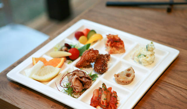 <b>Market Terrace｜マーケットテラス</b>　健康的でおいしい料理は料理研究家 松田美智子さん監修。