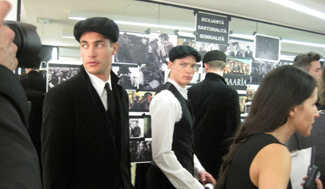 <b>DOLCE＆GABBANA｜ドルチェ＆ガッバーナ</b>　2010-11年秋冬メンズコレクションバックステージ　© CNN