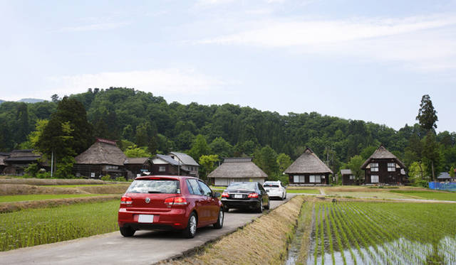 <b>エコカー3モデル乗りくらべ新潟ツアー</b>　水田を囲むように茅葺き住居が並ぶ、珍しい環状茅葺き集落。