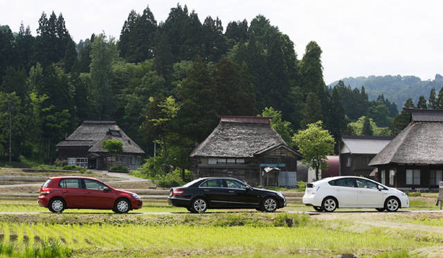 <b>エコカー3モデル乗りくらべ新潟ツアー 後篇</b>　“荻ノ島かやぶき環状集落”には隈研吾氏設計の茅葺き住居もある。