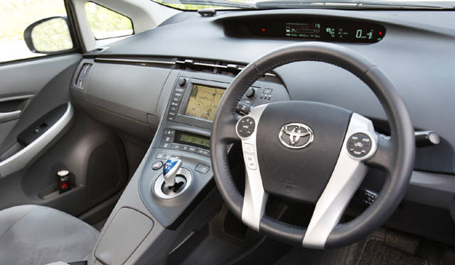 <b>エコカー3モデル乗りくらべ新潟ツアー 後篇</b>　操作系はいたってシンプル。必要十分という感のあるプリウスのコクピット。