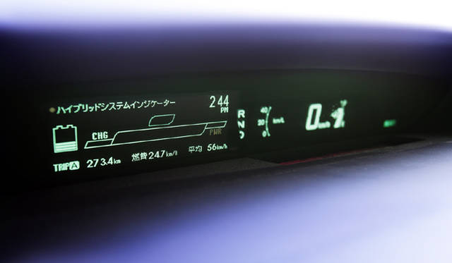 <b>エコカー3モデル乗りくらべ新潟ツアー 後篇</b>　センターメーターは燃費のよい運転を心がける目安になる。