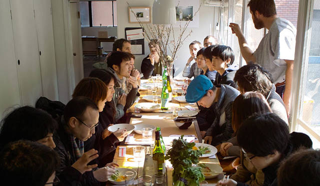 橋詰 宗｜Utrecht deno Trattoria<br>ロンドンのデザイナー、åbäkeらによって不定期におこなわれる食事会を企画、青山の書店『ユトレヒト』で開催した。グラフィック、プロダクト、本屋、アーティストといったさまざまな職種の人びとが親しい友人らをもてなした。