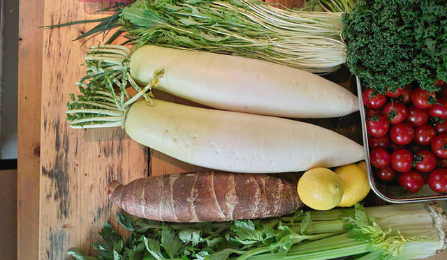 橋詰 宗｜Utrecht deno Trattoria<br>ロンドンのデザイナー、åbäkeらによって不定期におこなわれる食事会を企画、青山の書店『ユトレヒト』で開催した。グラフィック、プロダクト、本屋、アーティストといったさまざまな職種の人びとが親しい友人らをもてなした。