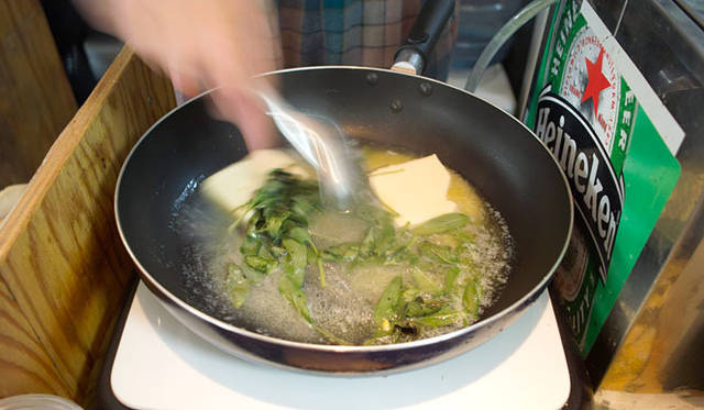 橋詰 宗｜Utrecht deno Trattoria<br>ロンドンのデザイナー、åbäkeらによって不定期におこなわれる食事会を企画、青山の書店『ユトレヒト』で開催した。グラフィック、プロダクト、本屋、アーティストといったさまざまな職種の人びとが親しい友人らをもてなした。