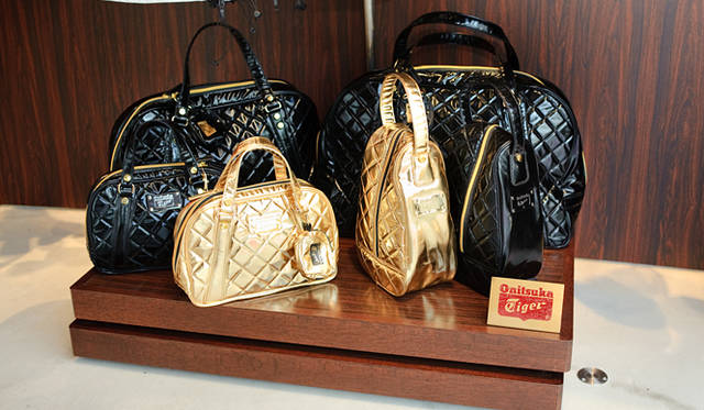 <b>Onitsuka Tiger｜オニツカタイガー</b>　2010年秋冬の新作バッグ　左奥／BOSTON BAG M 1万2600円、右奥／BOSTON BAG L 1万5540円、左前ふたつ／BOSTON BAG S 各8400円、右前ふたつ／SHOES BAG S 各6300円