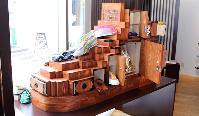 <b>Onitsuka Tiger｜オニツカタイガー</b>　2010年ブランドキャンペーンのアイコン「TANSU SHOE」。8月は東京都内の直営店を巡回。