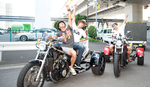 <b>オニツカタイガー｜スペースシャワーTV</b>　BACK TO HOME supported by Onitsuka Tiger｜2010年8月オンエア　川畑 要（CHEMISTRY）<br>数年前から「いつかは乗ってみたい」と思っていたというトライク。普通免許で運転できる3輪のオートバイで、今回はSynergyのメンバーRuiさんとKeitoさんと体験。