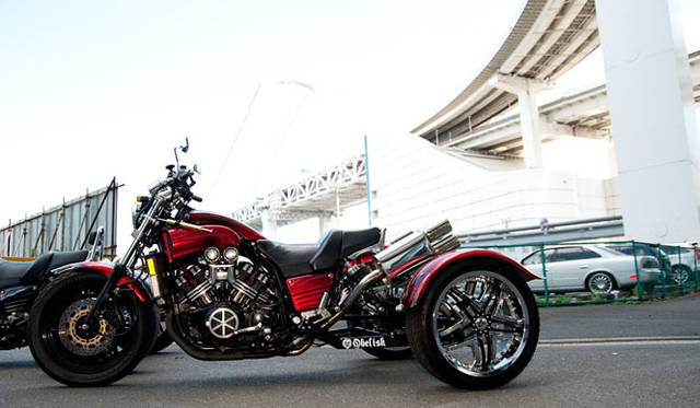 <b>オニツカタイガー｜スペースシャワーTV</b>　BACK TO HOME supported by Onitsuka Tiger｜2010年8月オンエア　川畑 要（CHEMISTRY）<br>数年前から「いつかは乗ってみたい」と思っていたというトライク。普通免許で運転できる3輪のオートバイで、今回はSynergyのメンバーRuiさんとKeitoさんと体験。