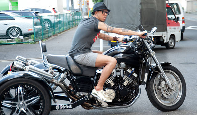 <b>オニツカタイガー｜スペースシャワーTV</b>　BACK TO HOME supported by Onitsuka Tiger｜2010年8月オンエア　川畑 要（CHEMISTRY）<br>数年前から「いつかは乗ってみたい」と思っていたというトライク。普通免許で運転できる3輪のオートバイで、今回はSynergyのメンバーRuiさんとKeitoさんと体験。