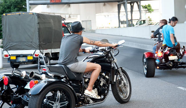 <b>オニツカタイガー｜スペースシャワーTV</b>　BACK TO HOME supported by Onitsuka Tiger｜2010年8月オンエア　川畑 要（CHEMISTRY）<br>数年前から「いつかは乗ってみたい」と思っていたというトライク。普通免許で運転できる3輪のオートバイで、今回はSynergyのメンバーRuiさんとKeitoさんと体験。