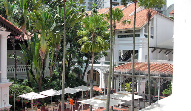 <b>ヤマダユウ｜method</b>　 method的シンガポール案内　ラッフルズホテルの中庭の様子。日本人はコロニアル様式がなんだかんだ好きですよね