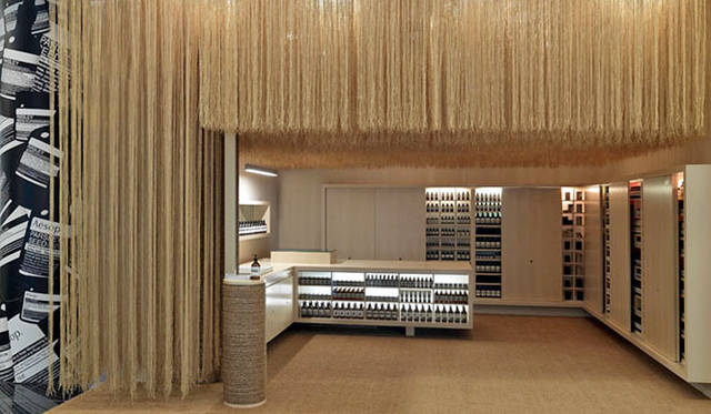 <b>ヤマダユウ｜method</b>　 method的シンガポール案内　「AESOP」の店内装。いい意味でオリジナルをリスペクトし、素材をナチュラルに。