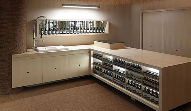 <b>ヤマダユウ｜method</b>　 method的シンガポール案内　「AESOP」の店内。整然と商品がならぶカウンターで試用も可能です。 